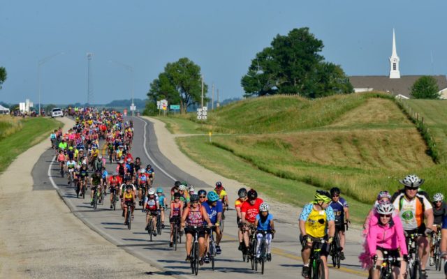 RAGBRAI Riders Roll Through Fort Dodge Trying To Beat The Heat